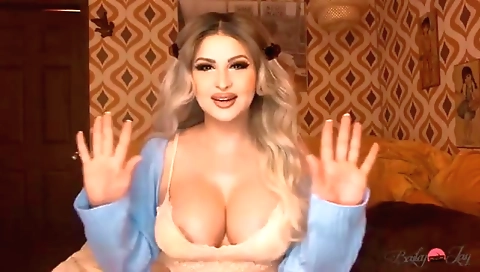 Spanish girl loves the cum in her pussy